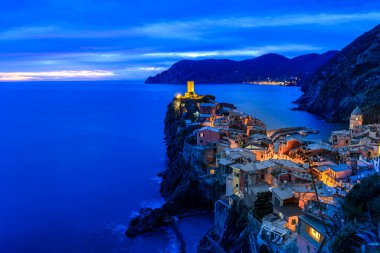 İnanılmaz Manarola kasabası geceleri, İtalya