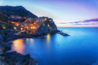 İnanılmaz Manarola kasabası geceleri, İtalya