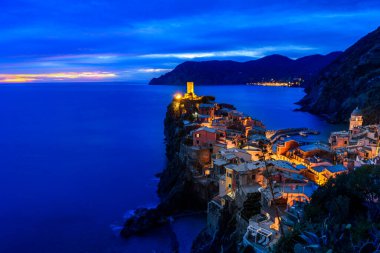 İnanılmaz Manarola kasabası geceleri, İtalya