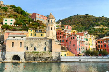 Cinque Terre, İtalya 'daki inanılmaz Riomaggiore kasabası.
