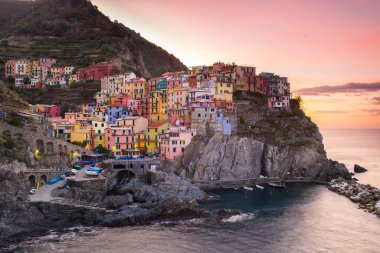 Cinque Terre, İtalya 'daki inanılmaz Riomaggiore kasabası.