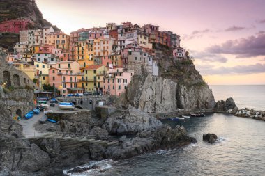 Cinque Terre, İtalya 'daki inanılmaz Riomaggiore kasabası.