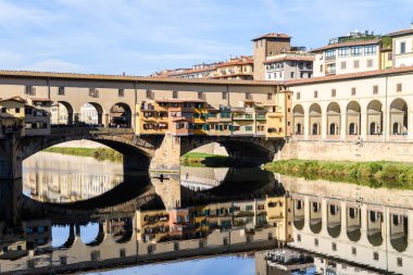 Vasari koridoru ve Arno Nehri üzerindeki Ponte Vecchio, Floransa