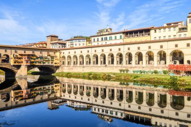 Vasari koridoru ve Arno Nehri üzerindeki Ponte Vecchio, Floransa