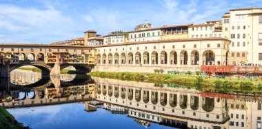 Vasari koridoru ve Arno Nehri üzerindeki Ponte Vecchio, Floransa