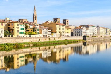 Vasari koridoru ve Arno Nehri üzerindeki Ponte Vecchio, Floransa