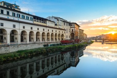 Vasari koridoru ve Arno Nehri üzerindeki Ponte Vecchio, Floransa