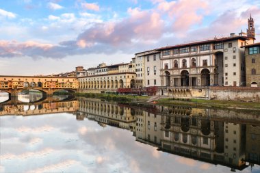 Vasari koridoru ve Arno Nehri üzerindeki Ponte Vecchio, Floransa