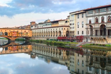 Vasari koridoru ve Arno Nehri üzerindeki Ponte Vecchio, Floransa