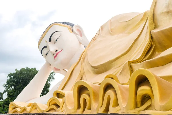 Statua Dorata Buddha Reclinabile Bago Myascar — Foto Stock