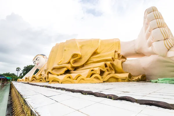 Gyllene Staty Lutande Buddha Vid Bago Myanmar — Stockfoto