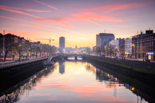 Dublin nehir kıyısında sakinlik, İrlanda
