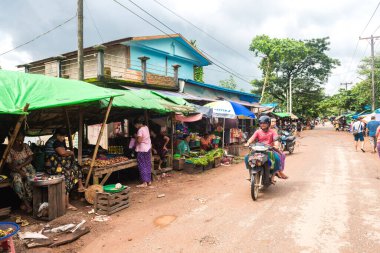 Yangon, Myanmar. 24 Ağustos, 2019: Burmalı satıcıların yerel pazardaki portresi