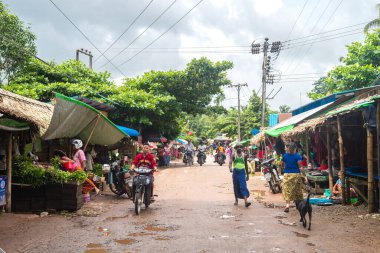 Yangon, Myanmar. 24 Ağustos, 2019: Burmalı satıcıların yerel pazardaki portresi