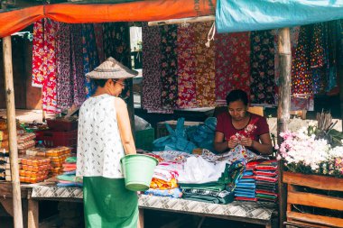Yangon, Myanmar. 24 Ağustos, 2019: Burmalı satıcıların yerel pazardaki portresi
