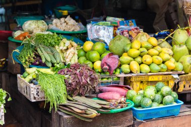 Burma pazarında sebze çeşitleri