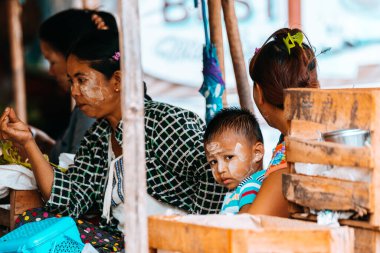 Mandalay, Myanmar. 23 Ağustos, 2019: Birmanyalı fakir çocukların bir köydeki portresi