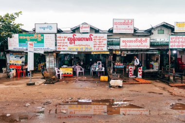 Bago, Myanmar. 16 Ağustos, 2019: Bago otobüs durağında Birmanya yaşam tarzı