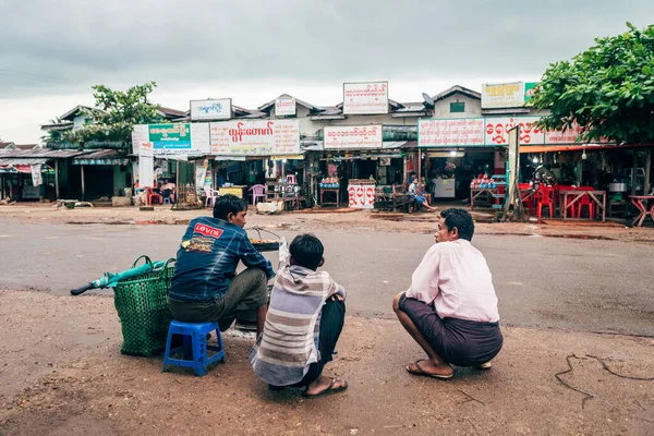 Myanmar 2019年8月24日 本地市场上的汽车厂商肖像画 — 图库照片