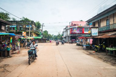 Yangon, Myanmar. 17 Ağustos 2019: Yangon şehrinin kalabalık caddeleri yoğun saatlerde