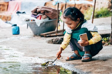 Mandalay, Myanmar. 23 Ağustos, 2019: Birmanyalı fakir çocukların bir köydeki portresi
