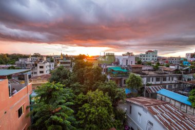 Mandalay 'ın muhteşem manzarası çatıdan gökyüzüne yükseliyor.