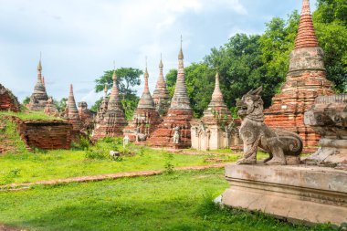 Ava, Myanmar 'daki eski pagodaları ziyaret ediyor.