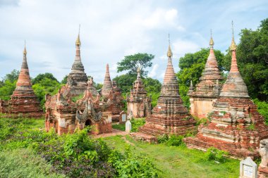 Ava, Myanmar 'daki eski pagodaları ziyaret ediyor.