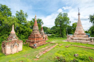 Ava, Myanmar 'daki eski pagodaları ziyaret ediyor.