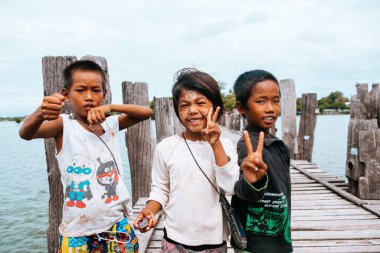 Sen varsın, Myanmar. 16 Ağustos, 2019: u bein bridge, Myanmar 'daki insanlar