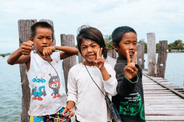 Sen varsın, Myanmar. 16 Ağustos, 2019: u bein bridge, Myanmar 'daki insanlar
