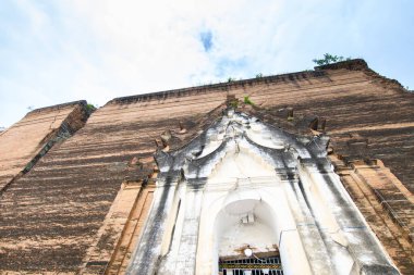 Pahtodawgyi 'nin bitmemiş tapınağı Mingun, Myanmar' da