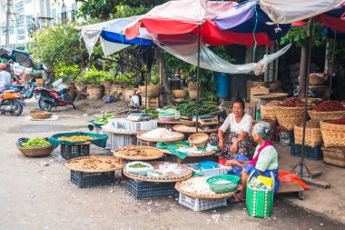 Yangon, Myanmar. 16 Ağustos, 2019: Pazarda Burmalı satıcı portresi