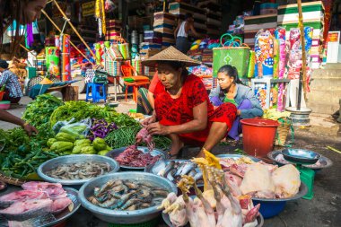 Yangon, Myanmar. 16 Ağustos, 2019: Pazarda Burmalı satıcı portresi