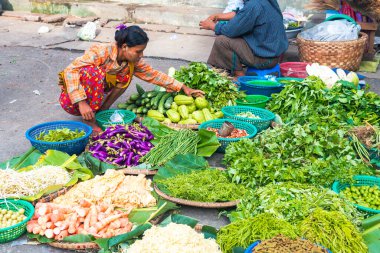 Yangon, Myanmar. 16 Ağustos, 2019: Pazarda Burmalı satıcı portresi