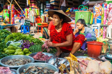 Yangon, Myanmar. 16 Ağustos, 2019: Pazarda Burmalı satıcı portresi