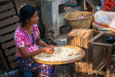 Yangon, Myanmar. 16 Ağustos, 2019: Pazarda Burmalı satıcı portresi