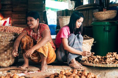 Yangon, Myanmar. 16 Ağustos, 2019: Pazarda Burmalı satıcı portresi