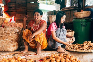 Yangon, Myanmar. 16 Ağustos, 2019: Pazarda Burmalı satıcı portresi