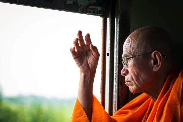 Баго Мьянма Августа 2019 Года Портрет Задумчивого Старого Монаха Смотрящего — стоковое фото