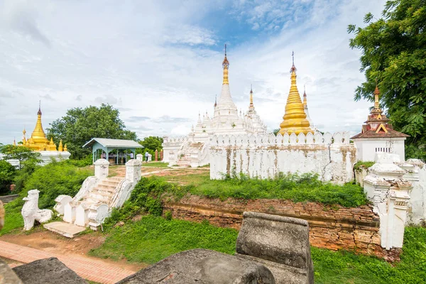 在Myanmar的Ava参观古塔 — 图库照片