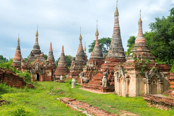 Ava, Myanmar 'daki eski pagodaları ziyaret ediyor.