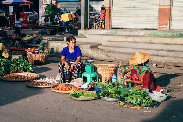 Yangon, Myanmar. 16 Ağustos, 2019: Pazarda Burmalı satıcı portresi