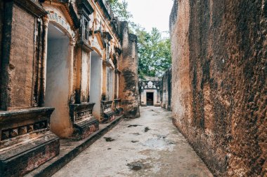 Phowintaung tapınağı Monywa, Myanmar 'da bulunan ünlü bir tesistir.