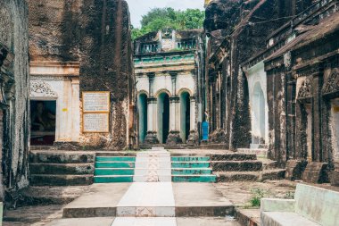 Phowintaung tapınağı Monywa, Myanmar 'da bulunan ünlü bir tesistir.