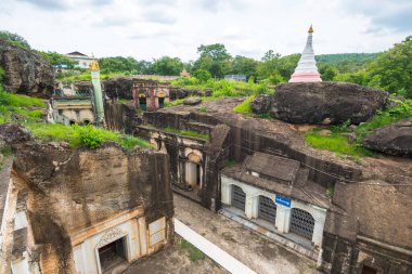 Phowintaung tapınağı Monywa, Myanmar 'da bulunan ünlü bir tesistir.