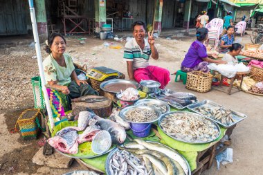 Yangon, Myanmar. 24 Ağustos, 2019: Burmalı satıcıların yerel pazardaki portresi