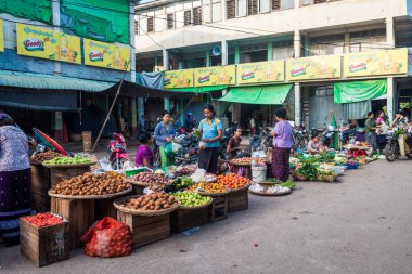 Yangon, Myanmar. 24 Ağustos, 2019: Burmalı satıcıların yerel pazardaki portresi