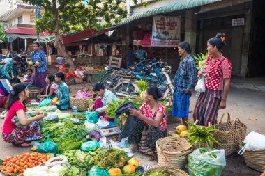 Yangon, Myanmar. 24 Ağustos, 2019: Burmalı satıcıların yerel pazardaki portresi
