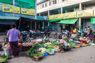 Yangon, Myanmar. 24 Ağustos, 2019: Burmalı satıcıların yerel pazardaki portresi